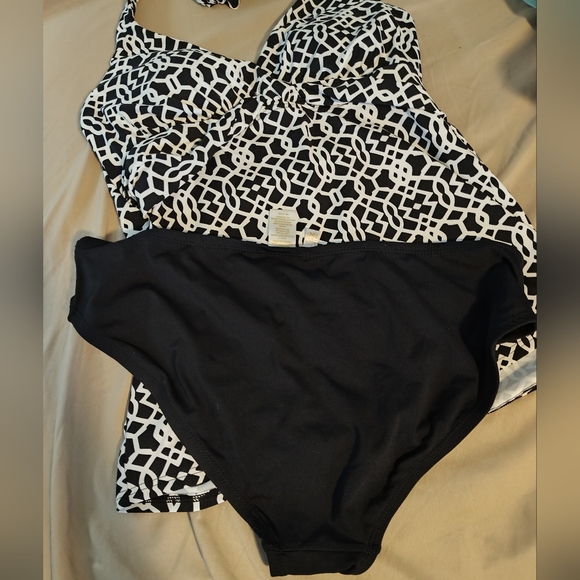Land’s End Black & White Geometric Halter Tankini Swim Top Tummy Coverage sz10 - Picture 7 of 8